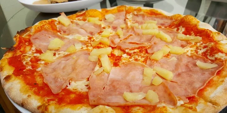 Mezi pizzami nechybí placky pro zapřísáhlé masožravce, ani pro vegetariány.