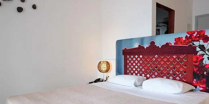 Samozřejmostí je klimatizace, trezor na cennosti, lednice, TV se satelitními programy a Wi‑Fi.