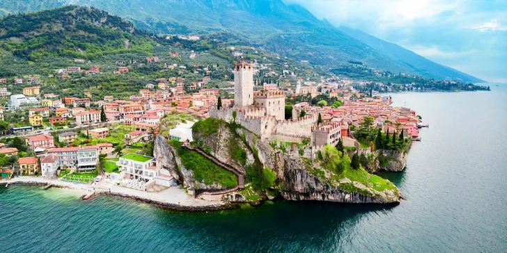Asi 5 minut pěšky od hotelu je hrad Castello Scaligero. 