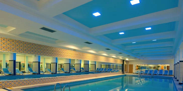 V hotelu můžete neomezeně využívat venkovní i vnitřní bazény.