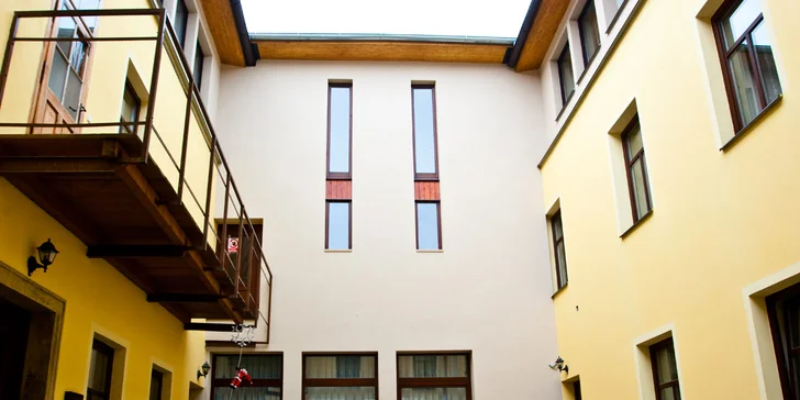 Uprostřed budovy je malé nádvoříčko sloužící při pěkném počasí k relaxaci.
