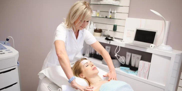 V nabídce je také jemný pleťový exfoliační peeling a hloubkové čištění ultrazvukovou špachtlí. 