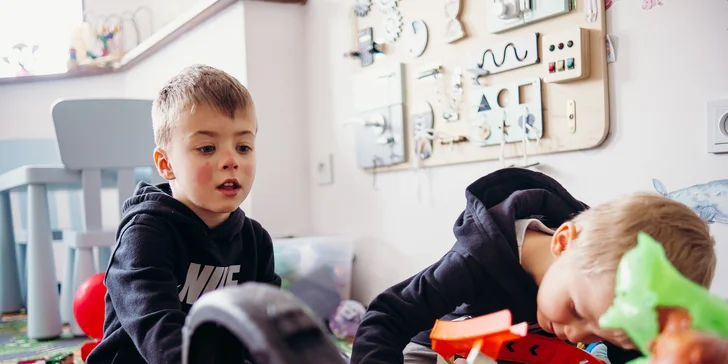 Děti se zabaví v herně. 