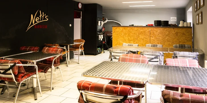 Brněnská restaurace Nett's Barbecue se specializuje na pravé americké barbecue a grilování na dřevě. 