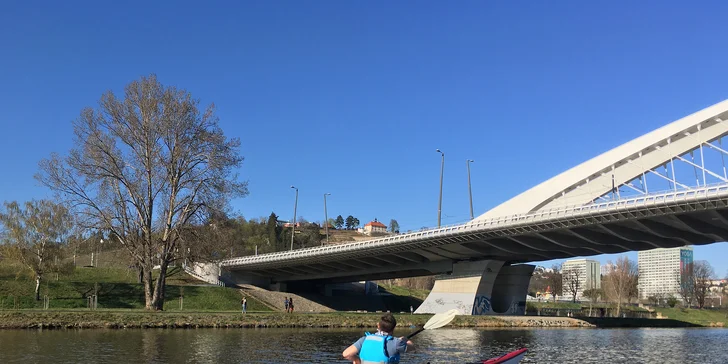 Díky péči instruktora a kompletní výbavě kajaku včetně směrového kormidla si pádlování maximálně užijete.