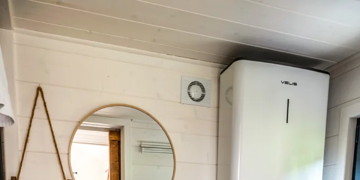 K dispozícii je aj kúpeľňa so sprchou a WC.