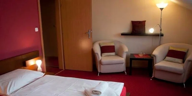 K dispozícii sú elegantne zariadené izby s vlastnou kúpeľňou, chladničkou, televízorom a satelitom. Výhodou je aj bezplatné Wi–Fi pripojenie na internet, detské ihrisko a terasa.