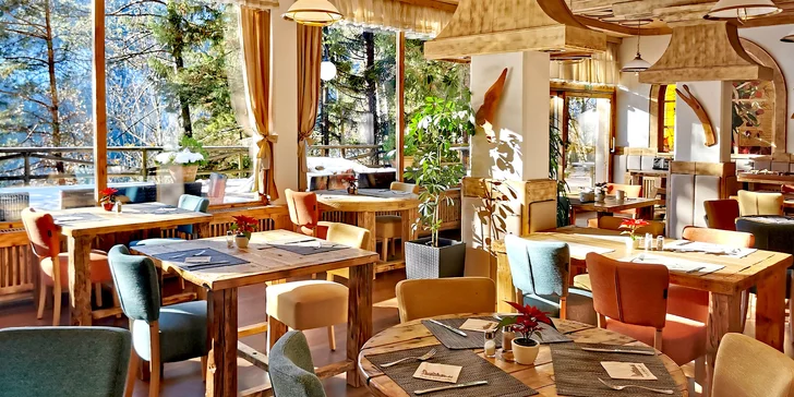Hotel Ribno Bled**** je postavený v alpském stylu, k pokojům v prvním a druhém patře patří balkon nebo terasa. 