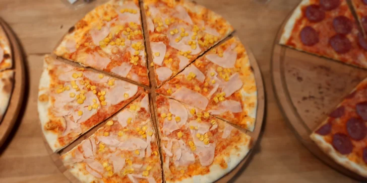 Na výběr máte z 12 různých druhů, mezi kterými najdete Margheritu, Hawai, Pollo nebo vegetariánskou.