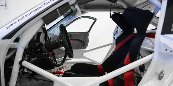 Ten šlápne do pedálů nadupaného bouráku Porsche 997.2 GT3 Super Cup. 
