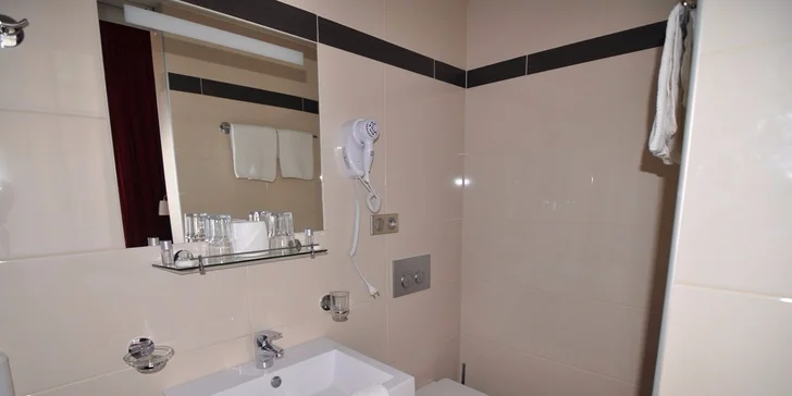 Hotel se nachází v historické budově, jeho interiér byl však moderně zrekonstruován.
