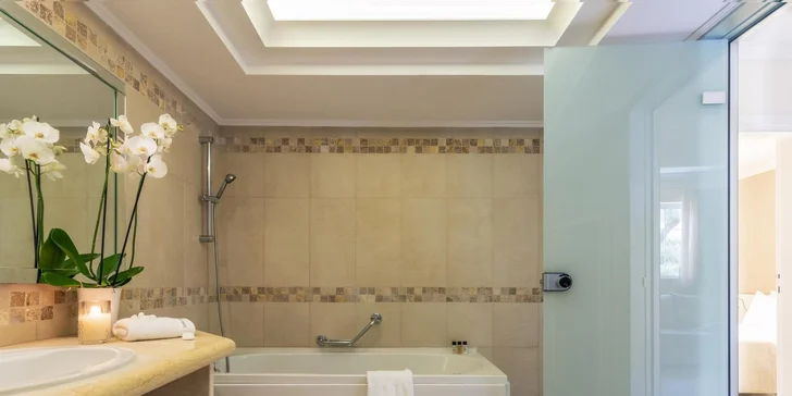 K dispozici jsou dvoulůžkové pokoje Deluxe s balkonem či terasou, kde si užijete buď výhled do zahrady nebo na moře. Pro náročnější hosty jsou připraveny Junior suity s oddělenou ložnicí a obývací částí.

