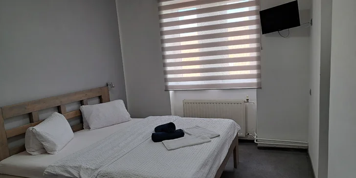 Na pokoji najdete také TV. 