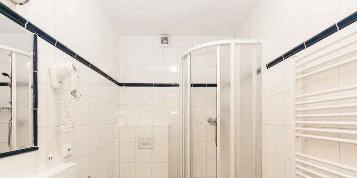 Samozrejmosťou je samostatná kúpeľňa so sprchovacím kútom a fénom.