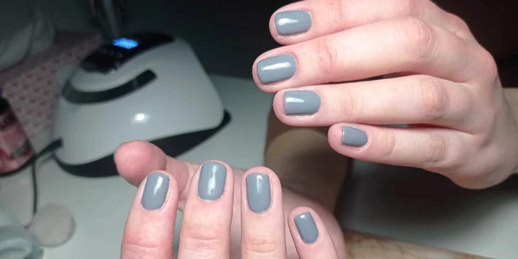 Na výběr je kombinovaná pedikúra a manikúra s P-Shine, gel lakem nebo nehtovou modeláží.