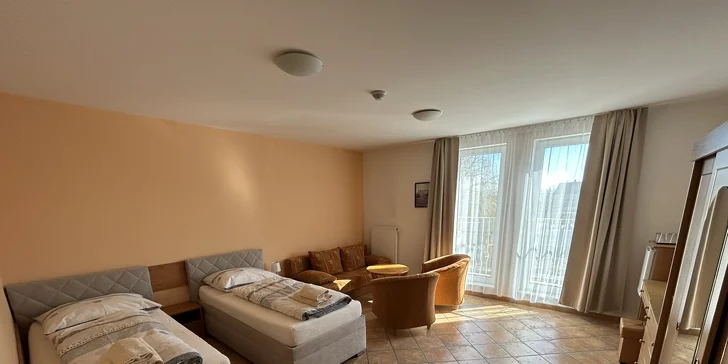 Pokud vás přijede víc, je v nabídce také apartmán, do které se pohodlně ubytuje až 6 hostů. Vařit si tu můžete ve vlastní plně vybavené kuchyňce.