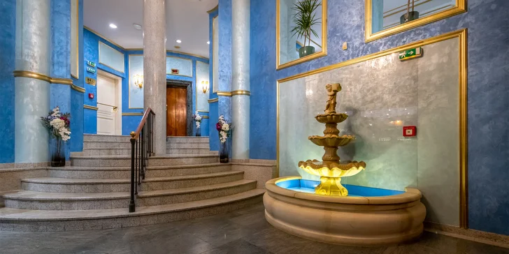 Fontána u recepce dala hotelu Kinski Fountain název.