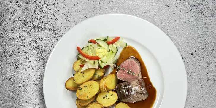 O hlavní chod se postará vepřová panenka sous vide a roli sladké tečky se zhostí palačinka s borůvkovým džemem. 