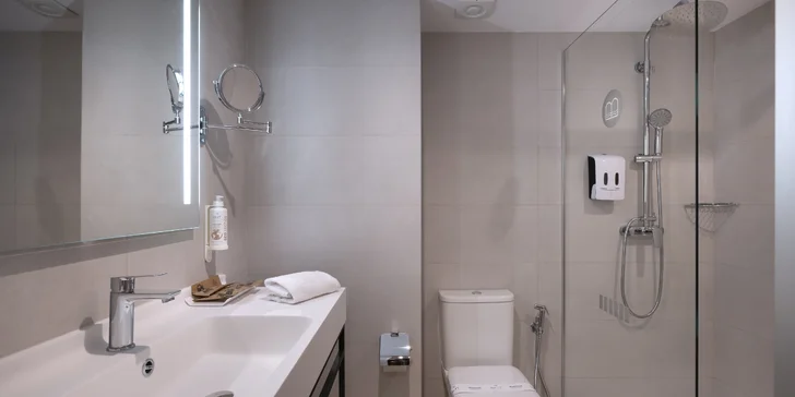 Nedílnou součástí je televize a Wi‑Fi pro spojení se světem. O pohodu se postará balkon, o příjemné ovzduší zase klimatizace.