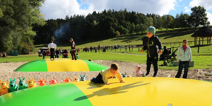 Nemůžou děti skákat na sedačce? Pusťte je na velkou trampolínu.