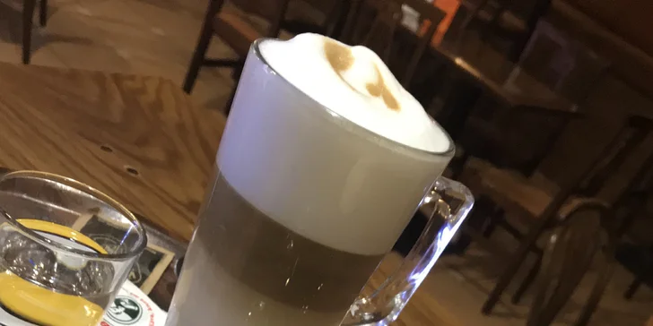 Vyberete si cappuccino, anebo latte macchiatto.