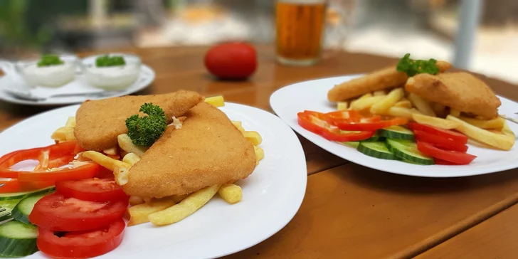 Samozřejmě dostanete i vše, co k téhle baště patří: bramborové hranolky a tatarku. 