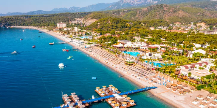Resort je zasazen do zelené zahrady přímo u pobřeží a na pláž to je jen pár kroků.