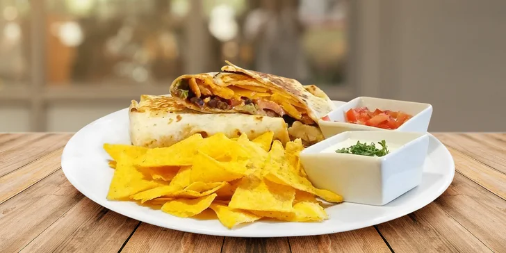Bohatě plněná tortila s kuřecím či hovězím masem a křupavé nachos s dipem