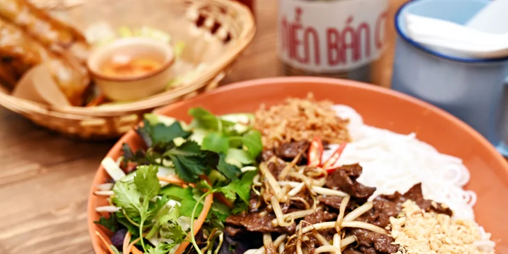 Bún bò Nam Bộ s tenkými plátky hovězího masa. 