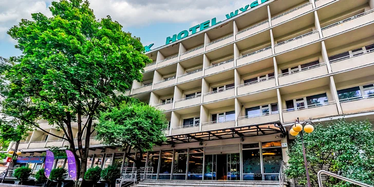 Hotel je postaven v stylu socialistického realismu.