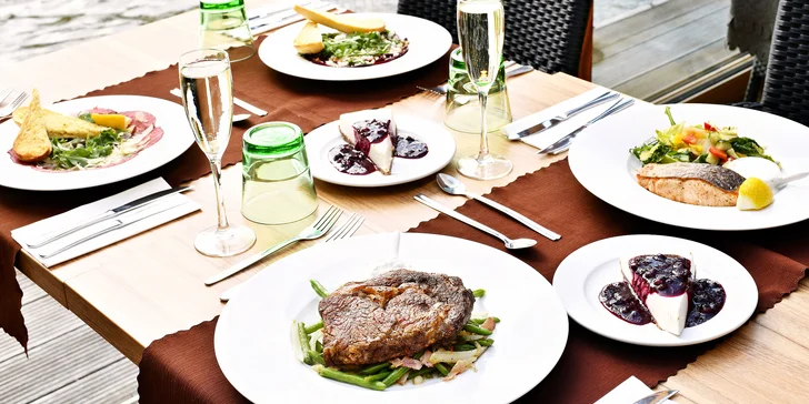 Speciální steakové tříchodové menu s výhledem na Karlův most pro 1 i 2 osoby