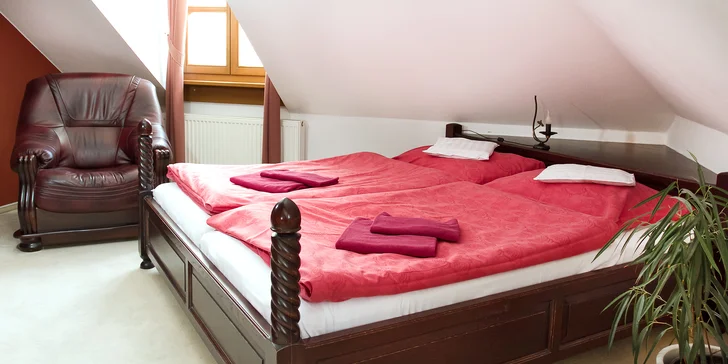 Zabydlíte se v jednom z osmi kompletně zařízených, originálně řešených pokojů, které snesou i ta nejpřísnější měřítka na komfort, čistotu, pohodlí a klid. 