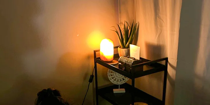 Aroma masáž kombinuje relax pro celé tělo s prvky thajské techniky a vonných olejů. 