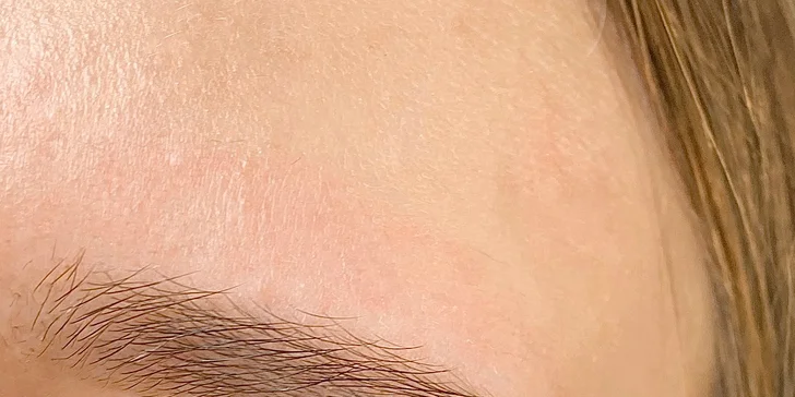 ...zatímco lifting řas (lash lifting) zvýrazní oči natočením.