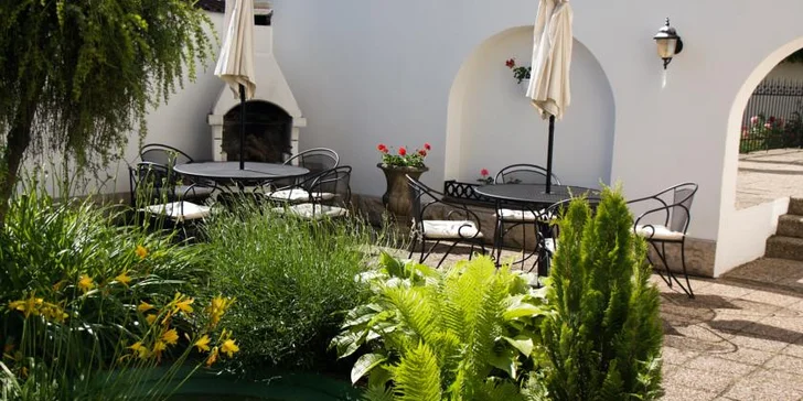 Za pěkného počasí si dejte kávu na zahradě hotelu.