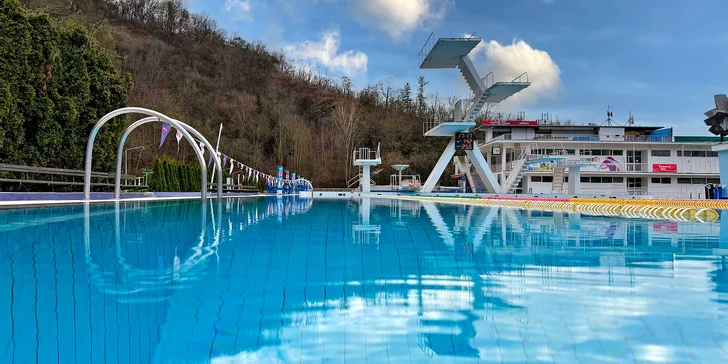 Ten vám s plaváním pomůže, a to ať už patříte do jakékoliv výkonnostní skupiny od úplných začátečníků po zkušenější plavce, kteří chtějí korekci techniky.