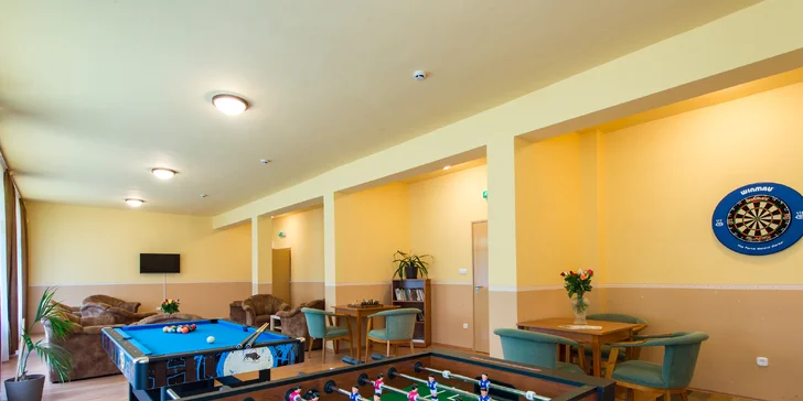 Můžete také zorganizovat soutěž ve stolním fotbálku, zahrát si biliár, stolní tenis, pétanque, badminton nebo třeba šipky. 