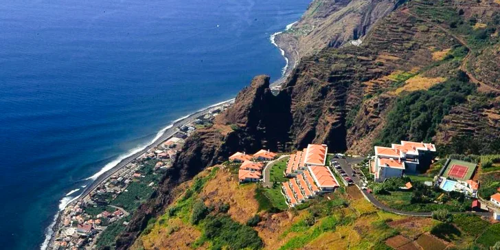 Přírodní kamenité pláže se nachází ve vesnici Paúl Do Mar (2 km pěšky), uměle vytvořená písčitá pláž Calheta se nachází cca 8 km od hotelu.