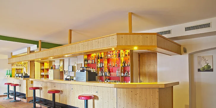 K restauraci patří i venkovní terasa, zajít můžete i do baru. 