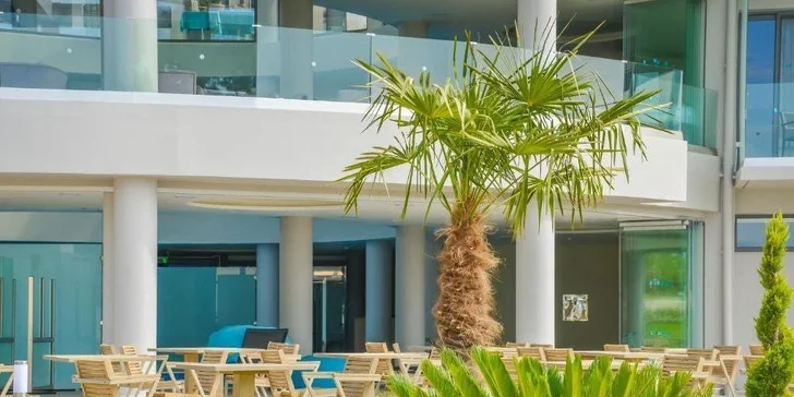 Hlavní restaurace s panoramatickým výhledem staví na fúzi tradičních řeckých receptur a moderní světové kuchyně.