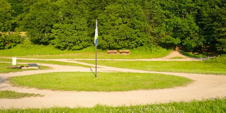 Uzavřená trať je rozdělená na malý okruh pro děti a nezkušené jezdce a velký okruh pro ty, kteří si chtějí vyzkoušet náročnější a techničtější jízdu. 