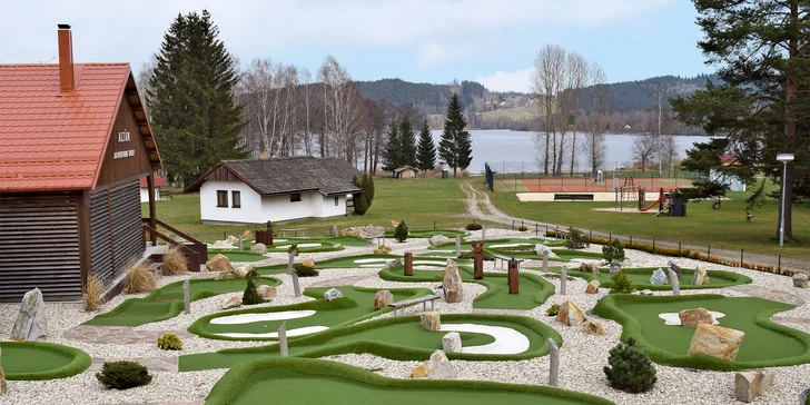 Samotný resort nabízí spoustu vyžití od minigolfu po tenis či plážový volejbal. 