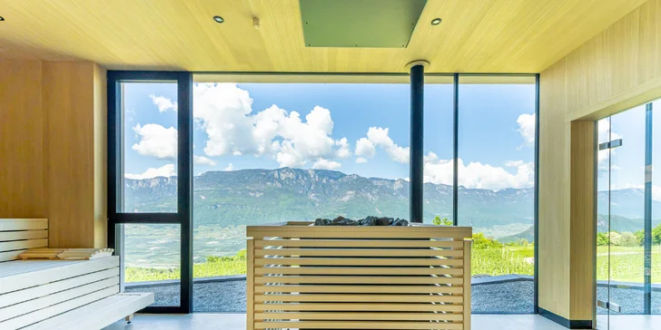 Ve wellness na vás čeká vnitřní bazén a finská sauna - obojí s panoramatickým výhledem na hory.