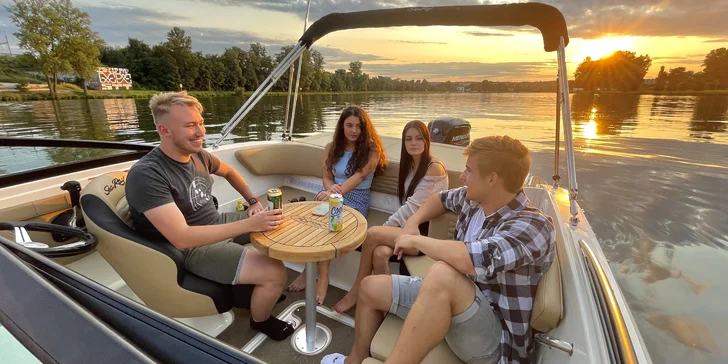 Na loď si můžete přinést vlastní občerstvení (k dispozici je lednice a termobox) a v případě zájmu si také můžete loď vyzdobit dle vašich představ.