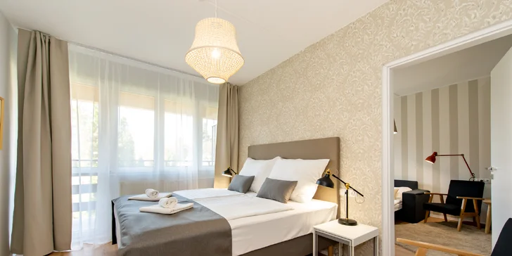 Pokoje i apartmány jsou moderně zařízené, patří k nim balkon, koupelna, TV a lednička. 
