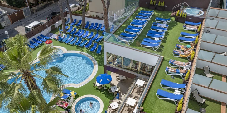 Z hotelu to máte k moři doslova pár kroků (cca 200 m).