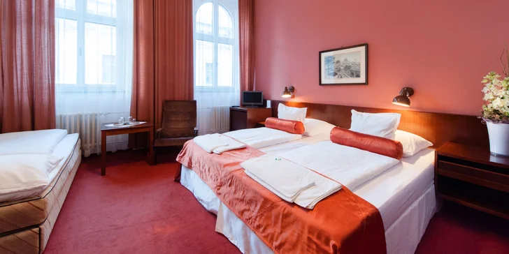 Ve dvoulůžkovém pokoji budete mít k dispozici vlastní koupelnu s fénem, televizi, Wi-Fi i plně vybavený minibar. 
