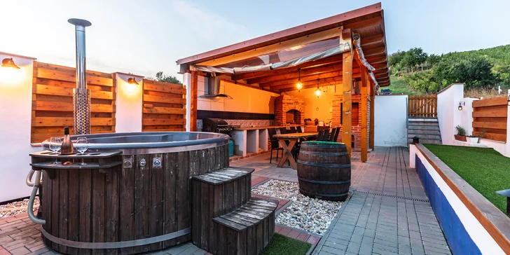 Pobyt v dřevěném sudu nebo apartmánu ve vinařské obci Mutěnice i lahev vína a hot tube