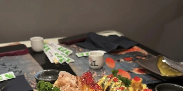 Nabídka zahrnuje lehčí Ginza set s maki a nigiri, Hanami Kaiseki s francouzským nádechem i multi-set pro tým až šesti přátel. 