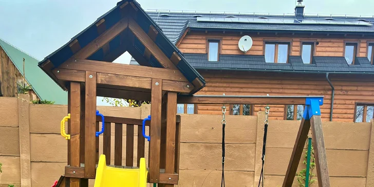 Zatímco vy budete grilovat na zdejším grilu, vaše děti si budou hrát na dětském hřišti s houpačkou, horolezeckou stěnou a skluzavkou. 